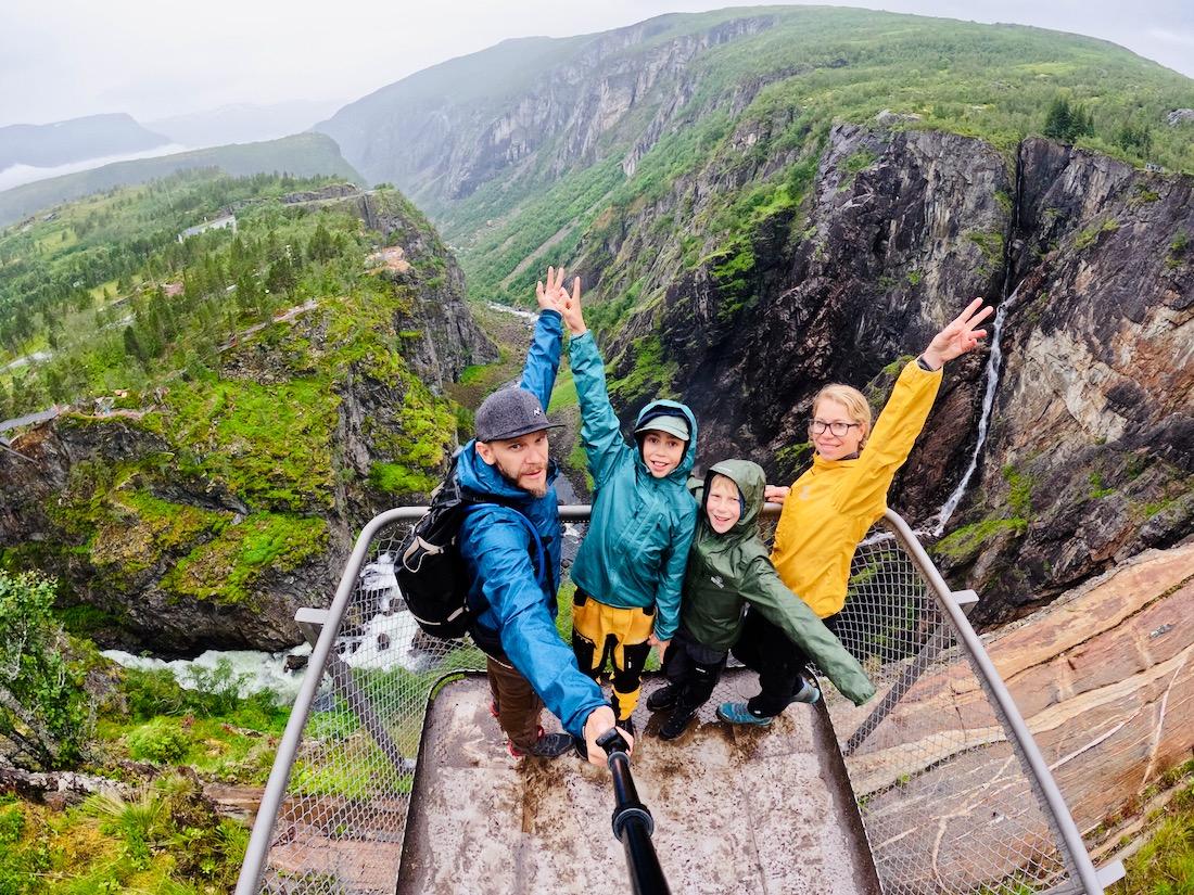 Auf der Besucherplattform des Voringsfossen
