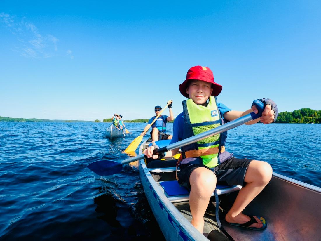 Benjamin paddelt beim Kanu Trip