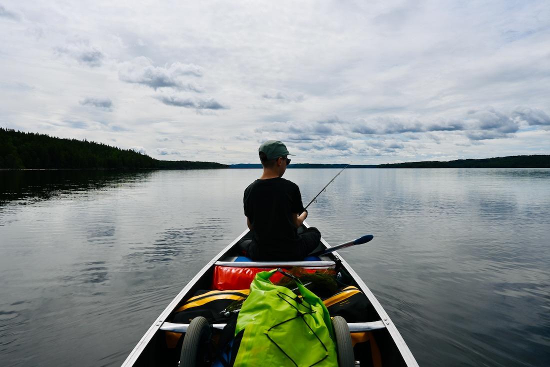 Flo versucht sein Glück mit der Angel
