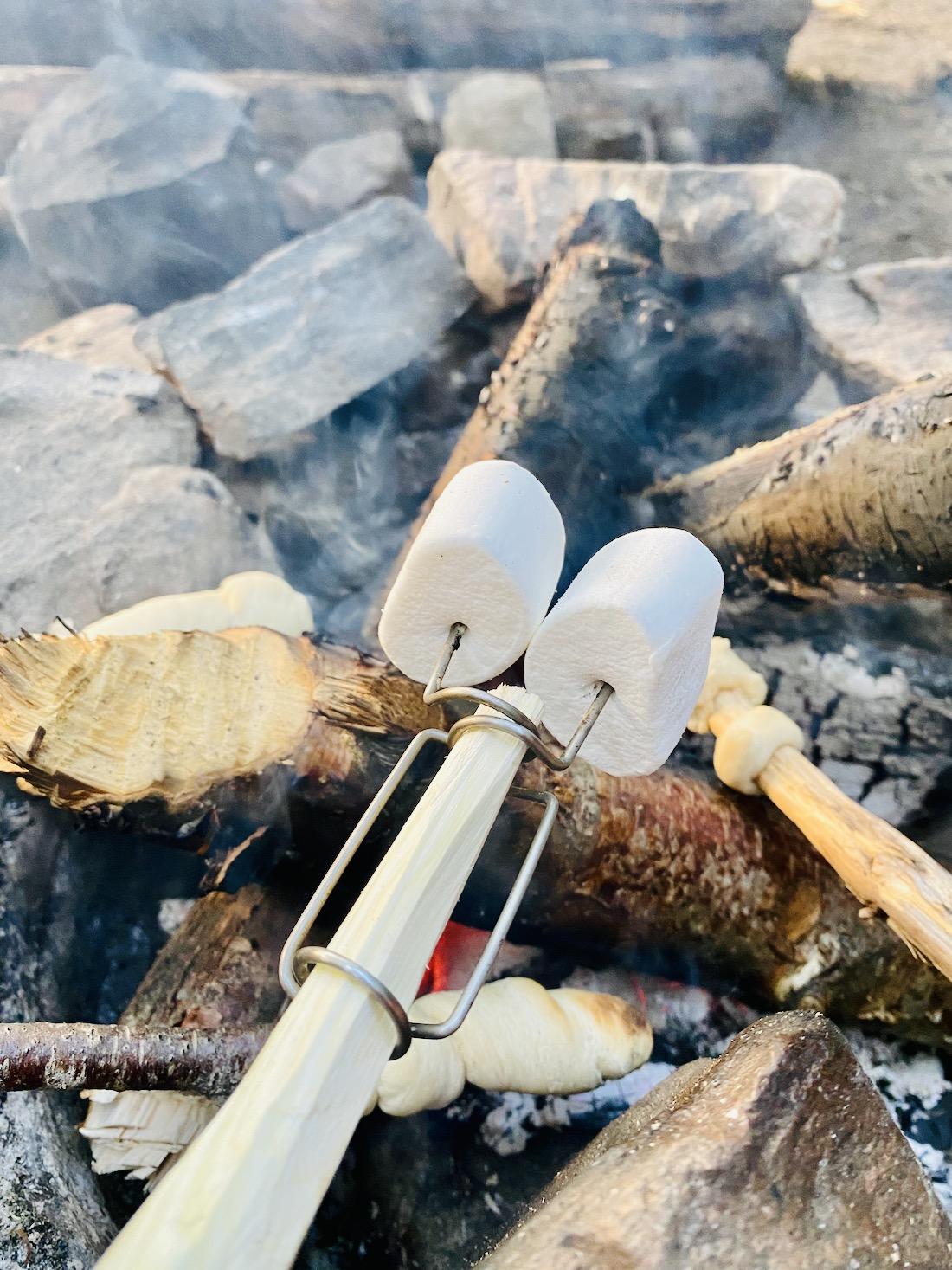 Marshmellows über dem Feuer