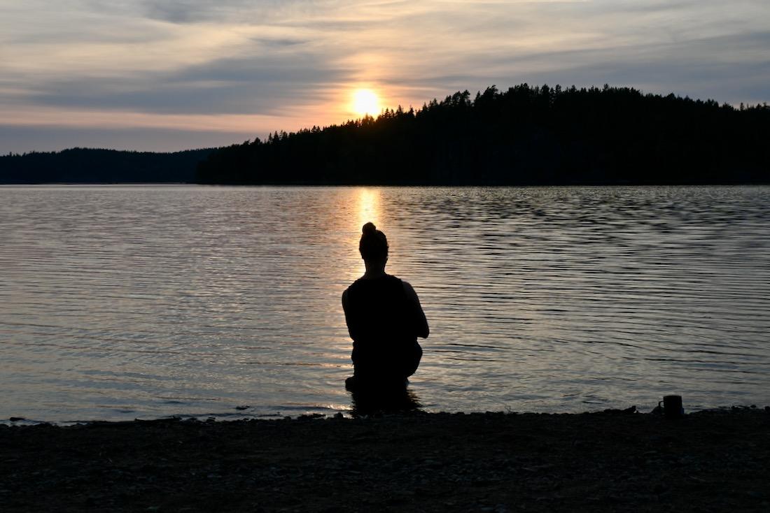 Melanie genießt den traumhaften Sonnenuntergang beim Kanu Trip