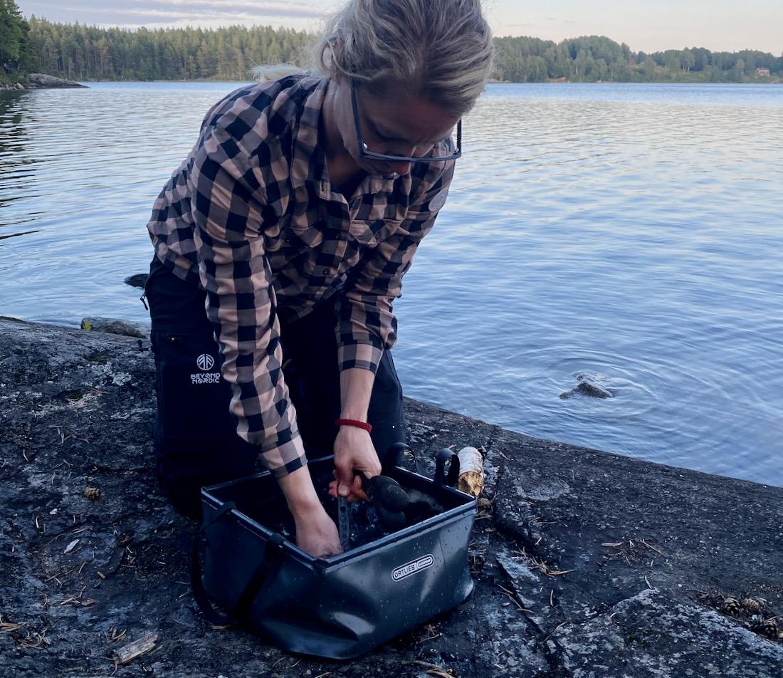Melanie wäscht in der Ortlieb Folding-Bowl ab