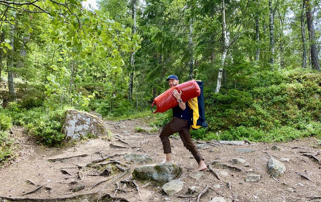 Thomas packt die Ortlieb Taschen aus