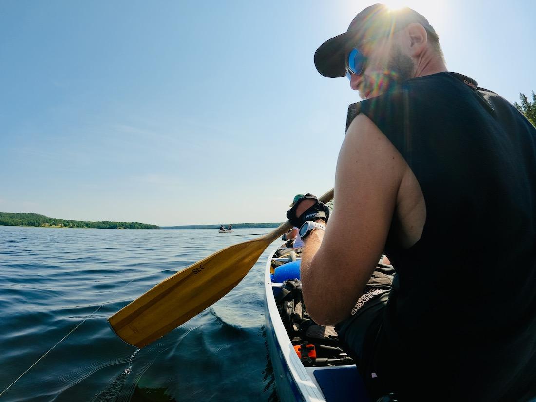Thomas paddelt gegen die Sonne