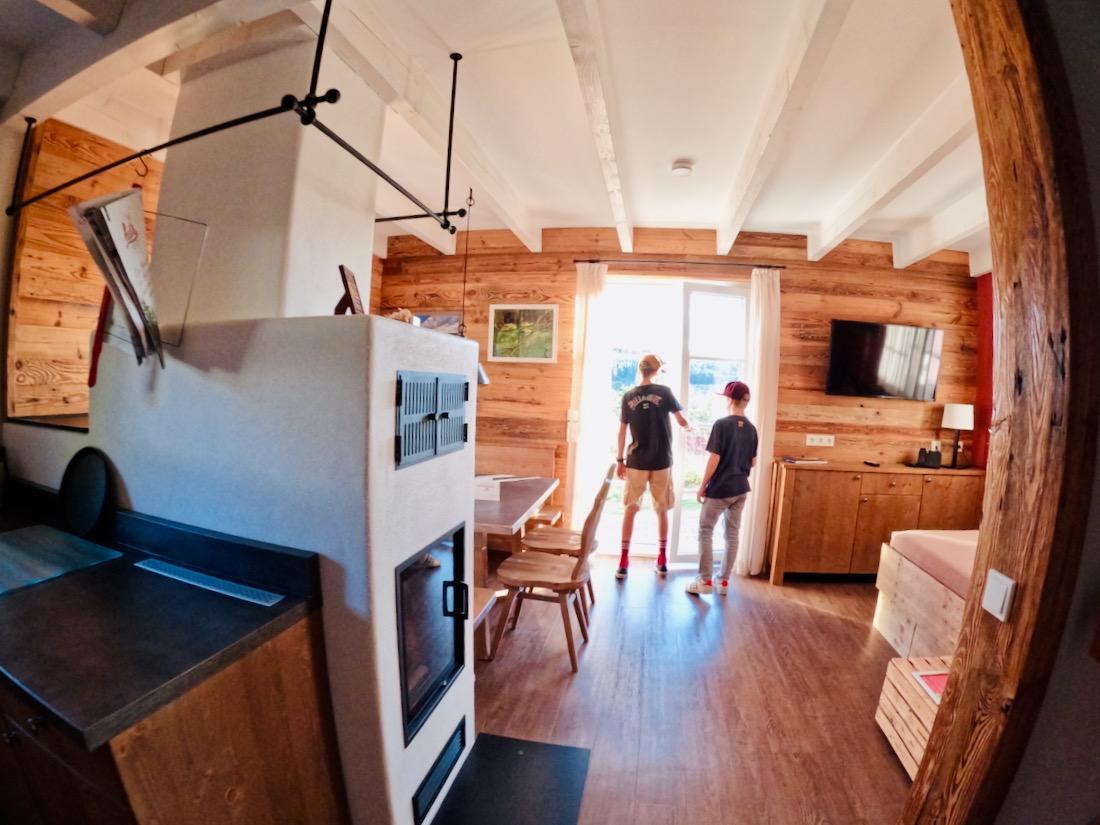 Flo und Ben erkunden das Ferienhaus vom Schierke Harzresort