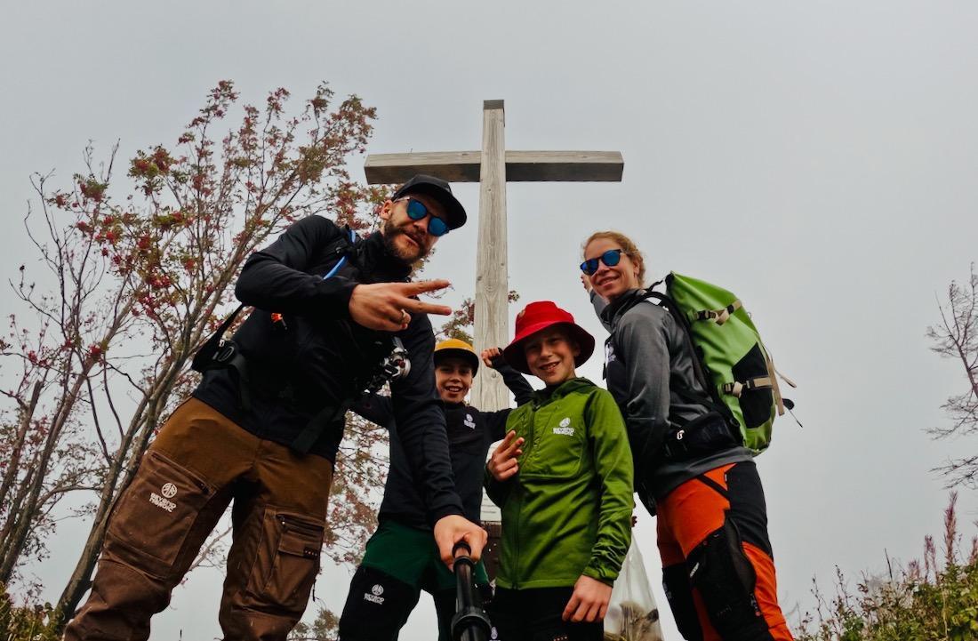 Vor dem Gipfelkreuz auf dem Wurmberg im Harz