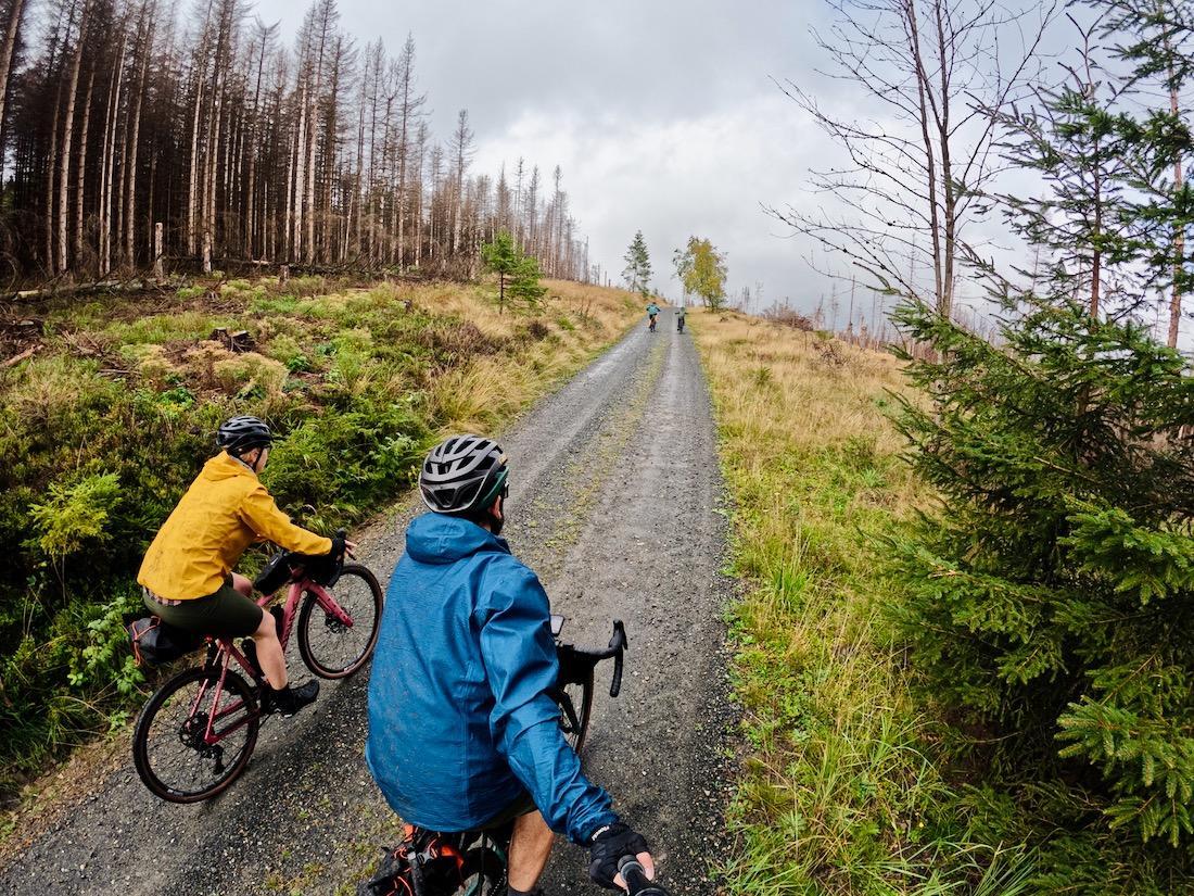 Fravely fahren mit dem Fahrrad durch den Harz