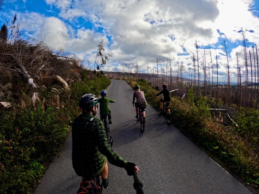Fravely fahren mit Fahrrad den Brocken hinauf