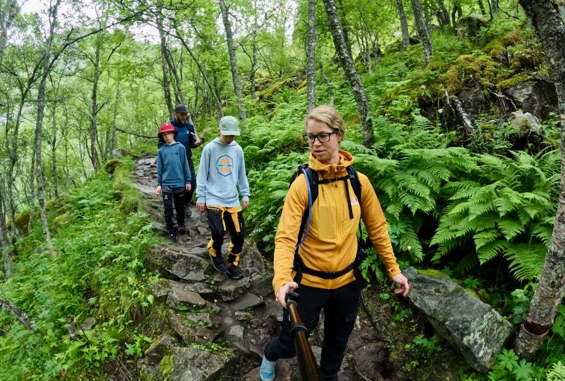 Melanie geht den Weg hinab zum Bjoreio