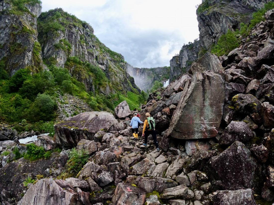 Wir klettern über die Felsen