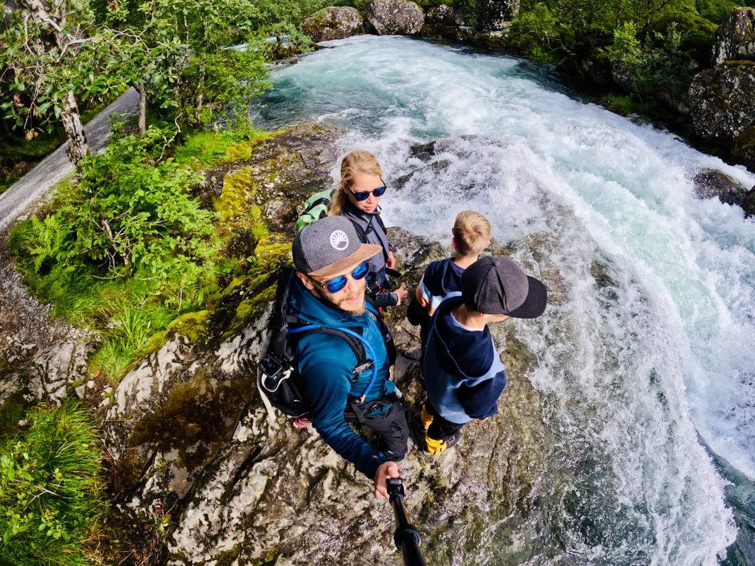 Wir stehen am Bondhuselva Fluss