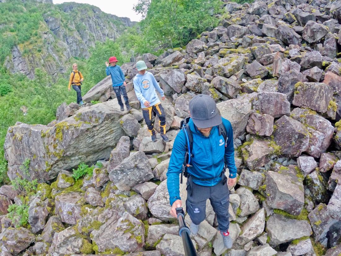 Wir wandern über Felsen