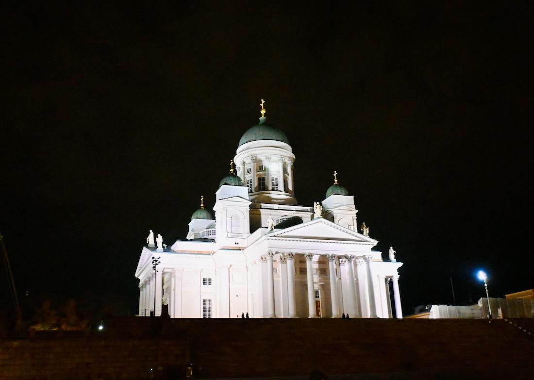 Der Dom in Helsinki bei Nacht