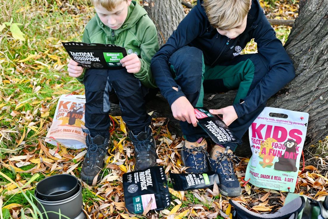 Flo und Ben schauen sich die Tactical Foodpack an