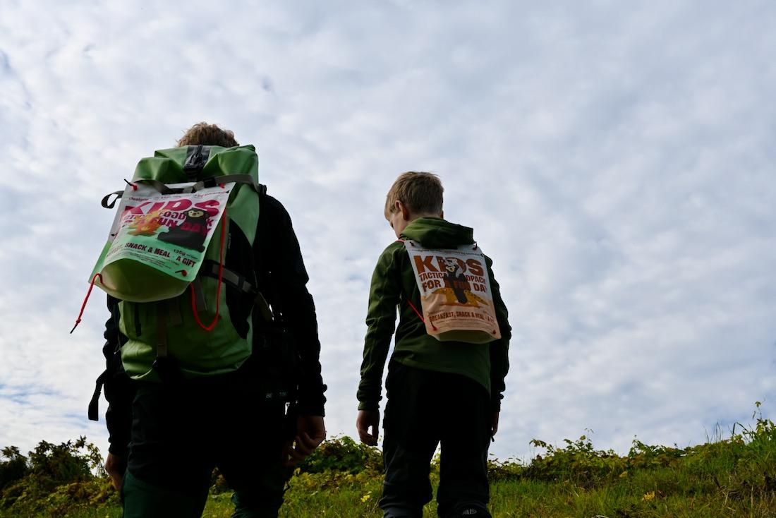 Flo und Ben tragen die KIDS Foodpacks auf dem Rücken