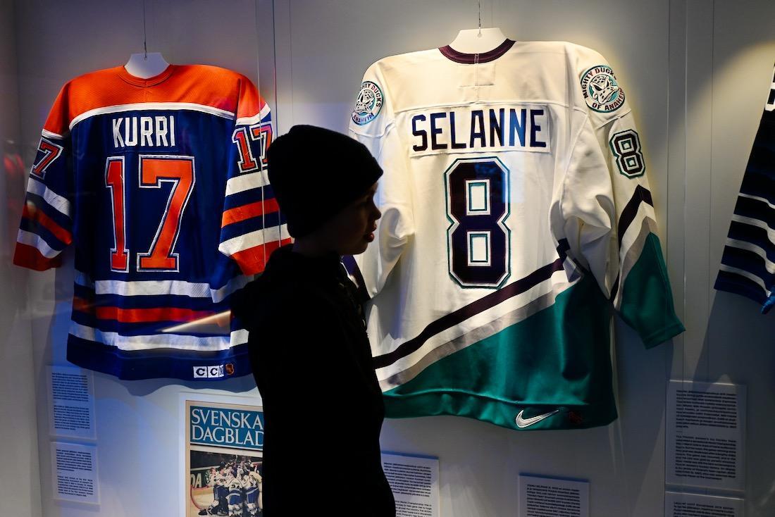 Flo vor den Eishockeytrikots im Tahto