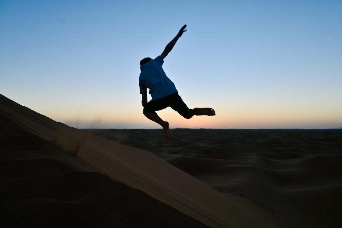 Ben springt in den Sonnenuntergang