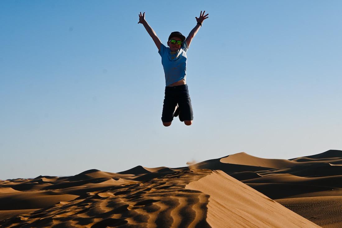 Ben springt in der Sahara Wüste