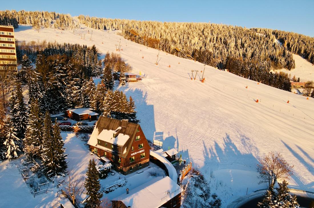 Das Haus am Berg urlaubmitherz.com direkt am Skihang am Fichtelberg
