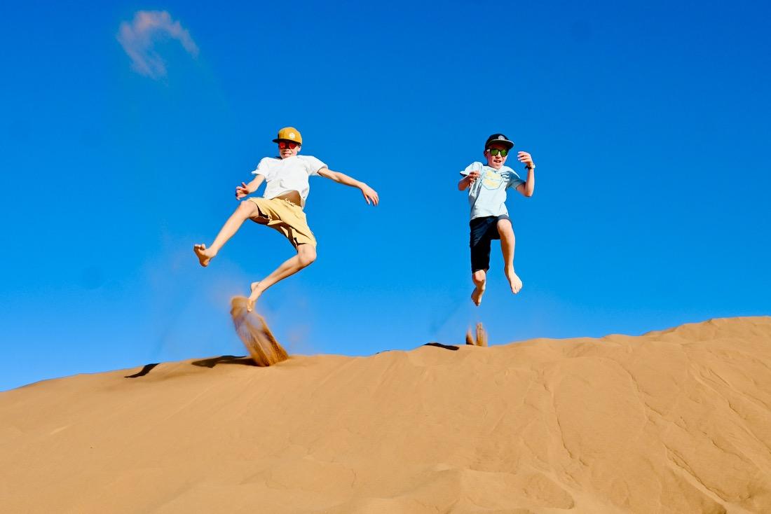 Flo und Ben springen über die Düne