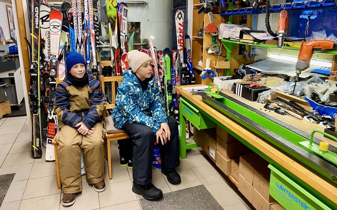 Flo und Ben warten auf die Ski bei Sport Gahler