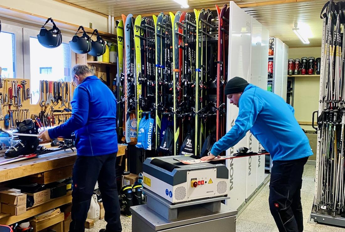 Im Sport Gahler in Oberwiesenthal werden die Ski für den Fichtelberg präperiert