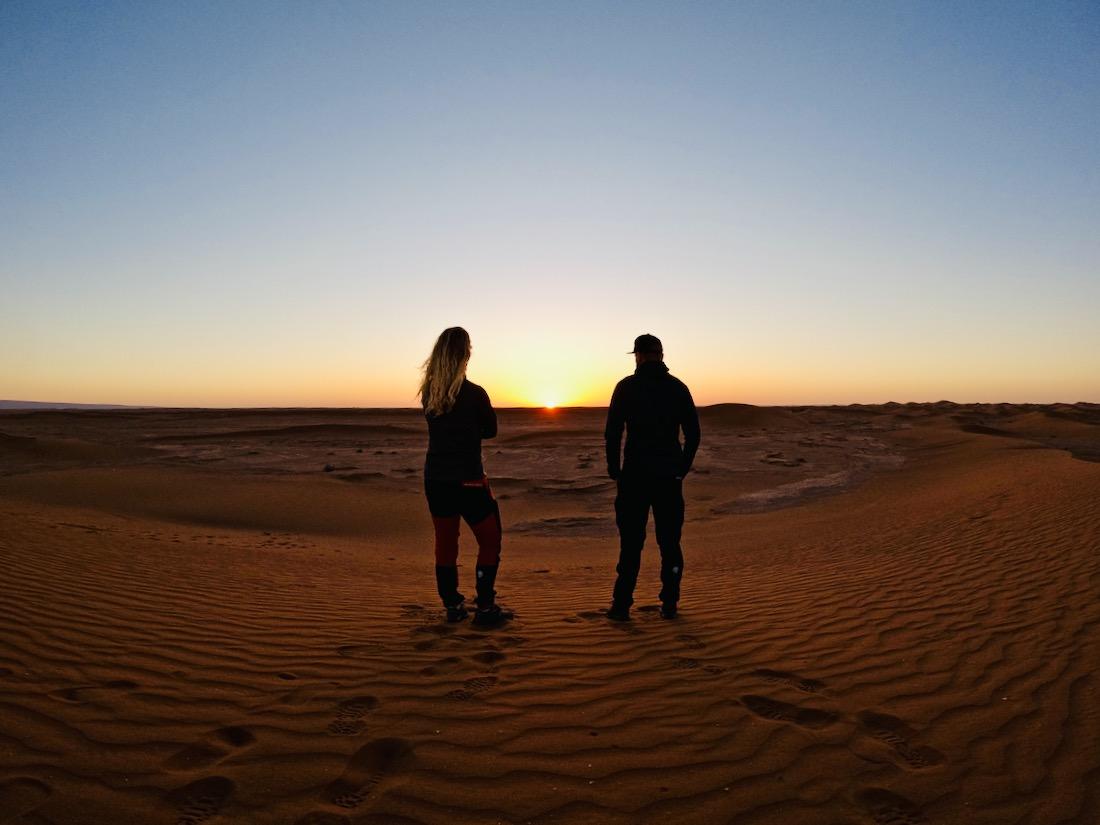 Melanie und Thomas beim Sonnenaufgang in der Sahara