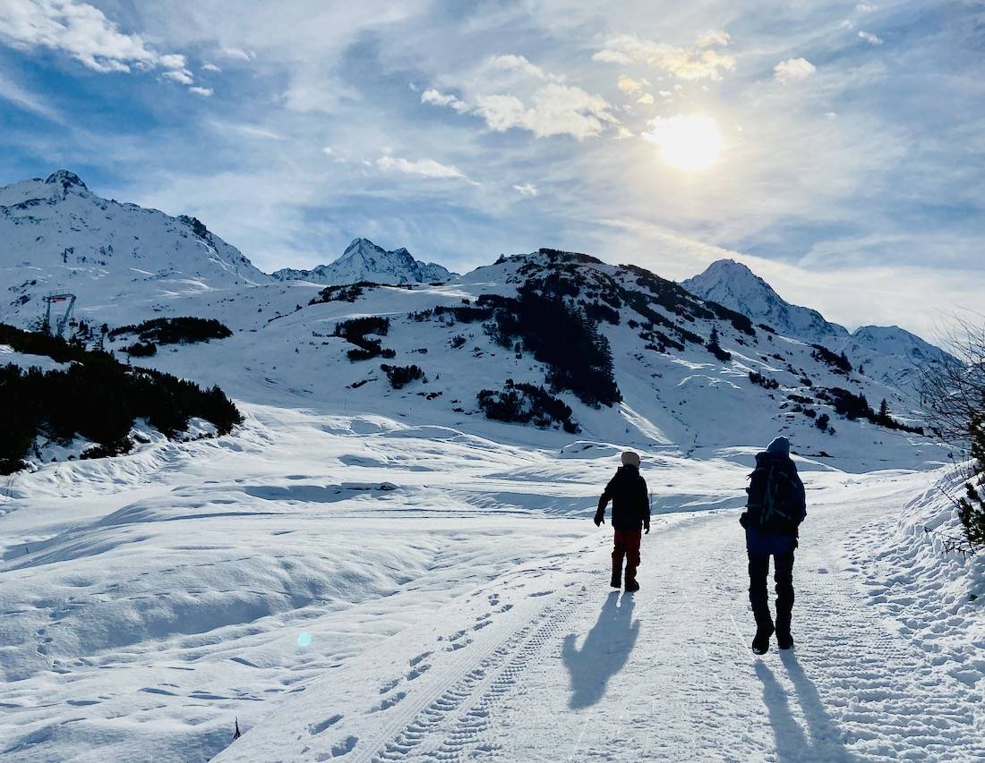 Flo und Ben wandern im Schnee