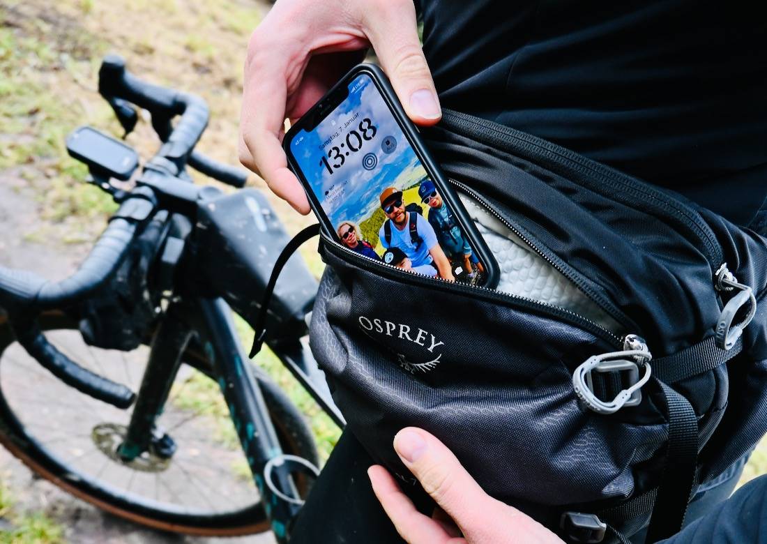 Osprey Seral 7 Handy in der Tasche