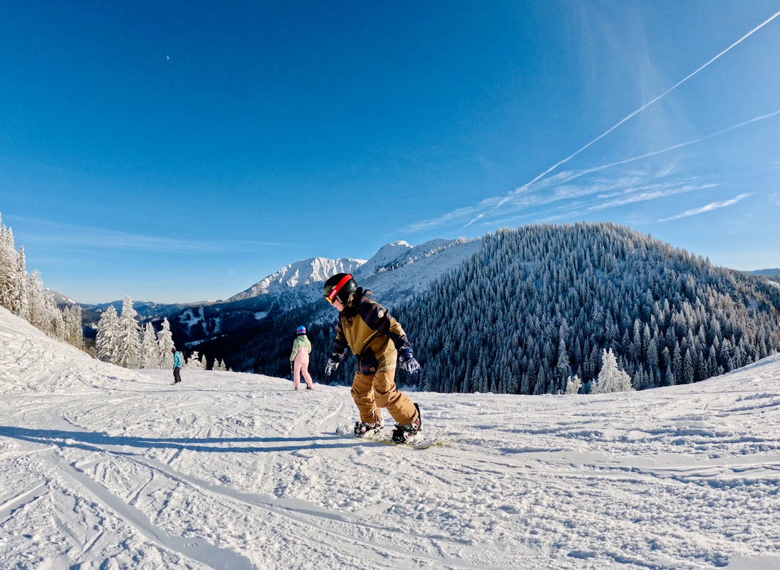 Ben fährt die Niederalpl mit dem Snowboard hinab
