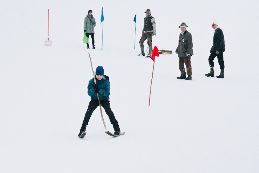 Flo fährt auf zwei Fasstauben den Hang hinab