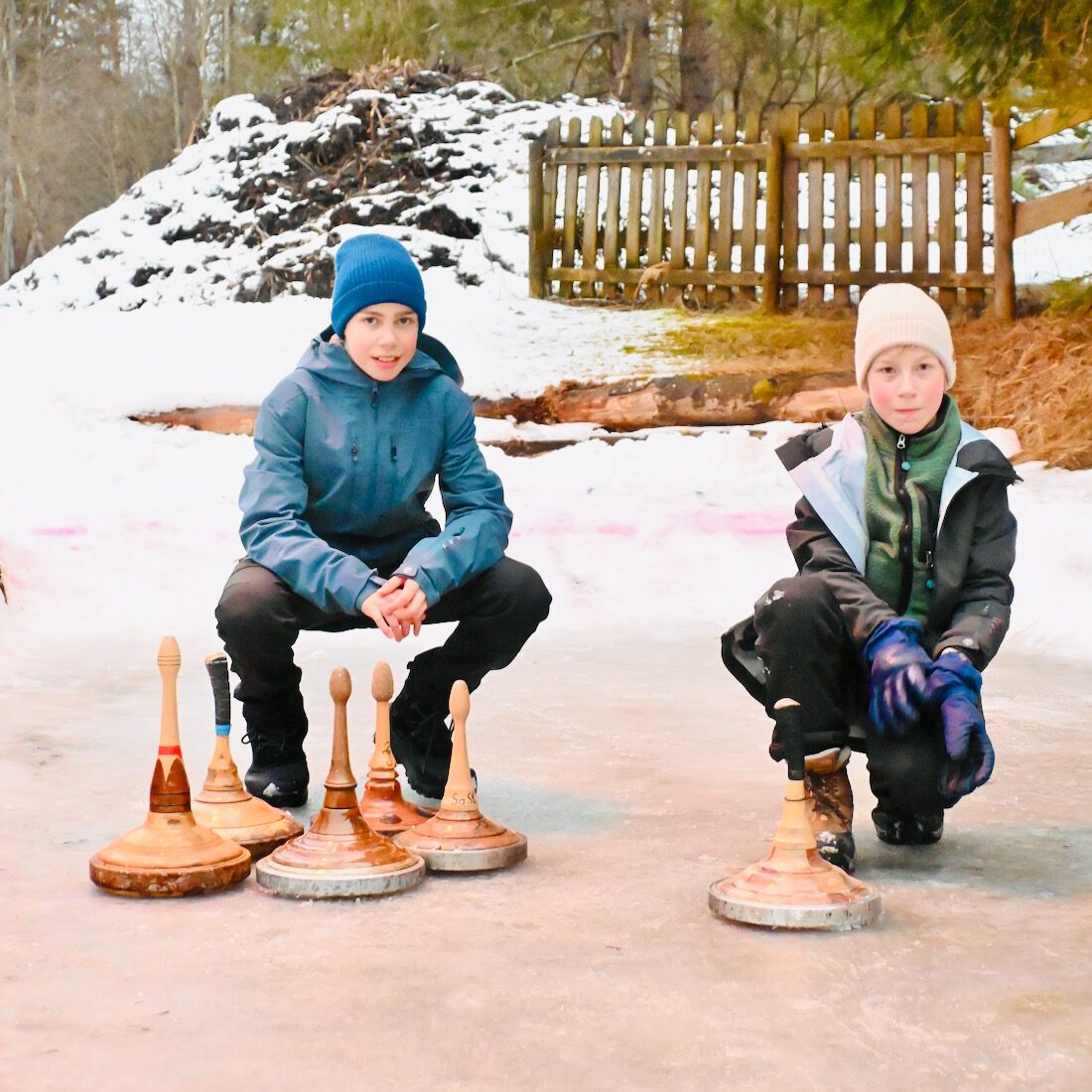 Flo und Ben beim Eisstockschießen in der Hochsteiermark