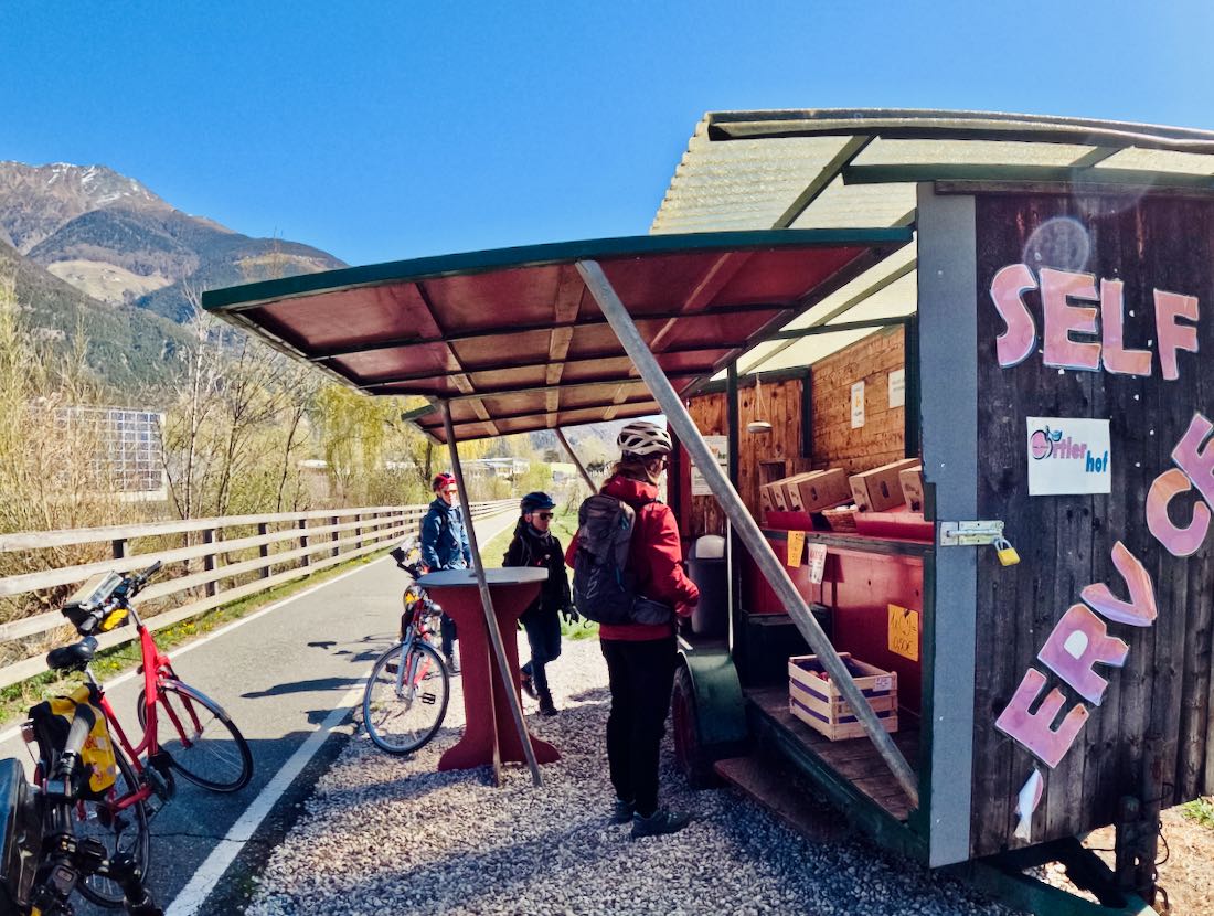 Apfelstand mit Apfelsaft am Radwegrand in Italien