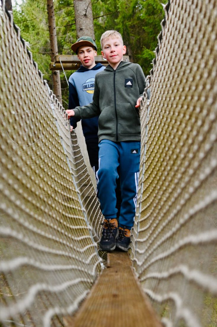Ben und Flo auf dem Waldspielplatz in Neukirchen am Grossvenediger