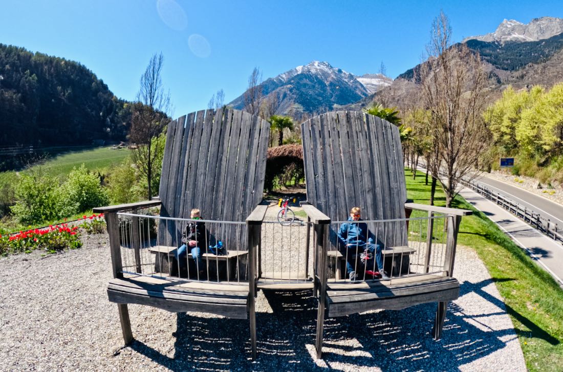 Ben und Flo auf zwei riesigen Stühlen in Südtirol