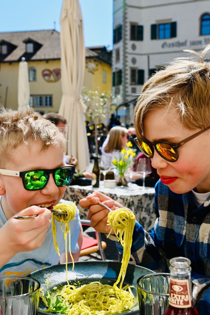 Ben und Flo essen Pasta in Kaltern am See