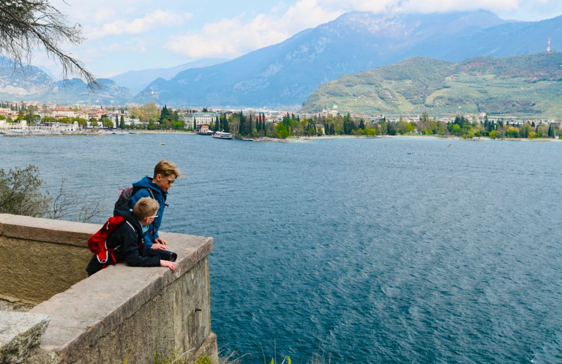 Ben und Flo schauen auf den Gardasee hinab
