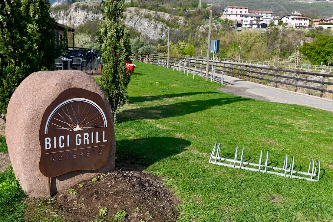 Ein Bici Grill Rastplatz für Fahrradfahrer am Etsch-Radweg