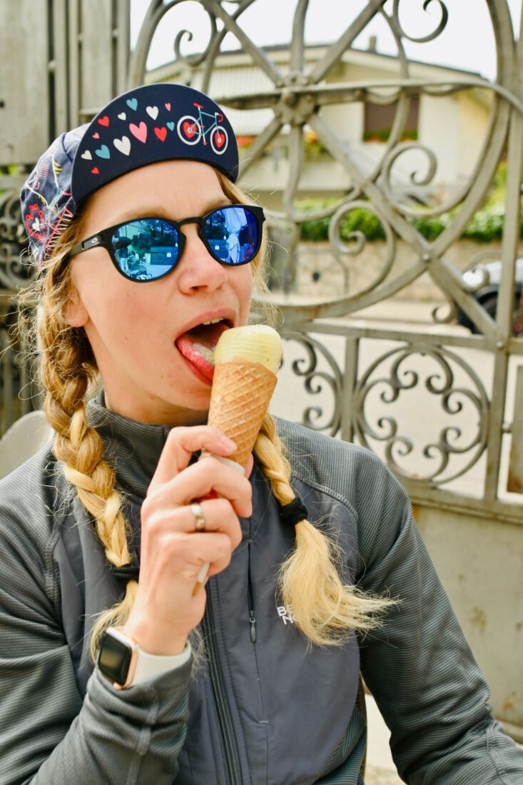 Ein Pistazieneis für Melanie bei der Eurobike Radreisen Tour