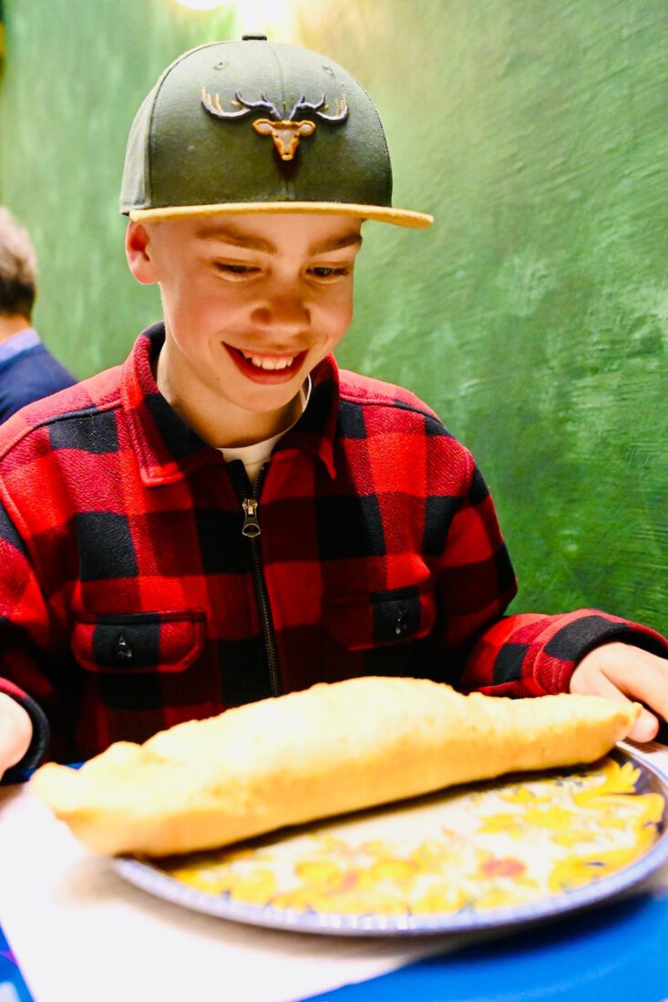 Flo freut sich auf die Pizza Fritta