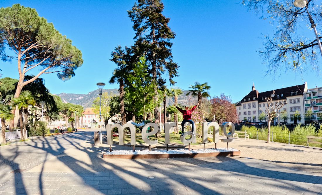 Flo und Ben auf den Buchstaben in Meran