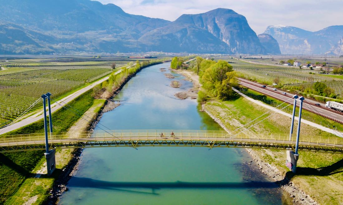 Flo und Ben fahren über eine Brücke bei Eurobike Radreisen