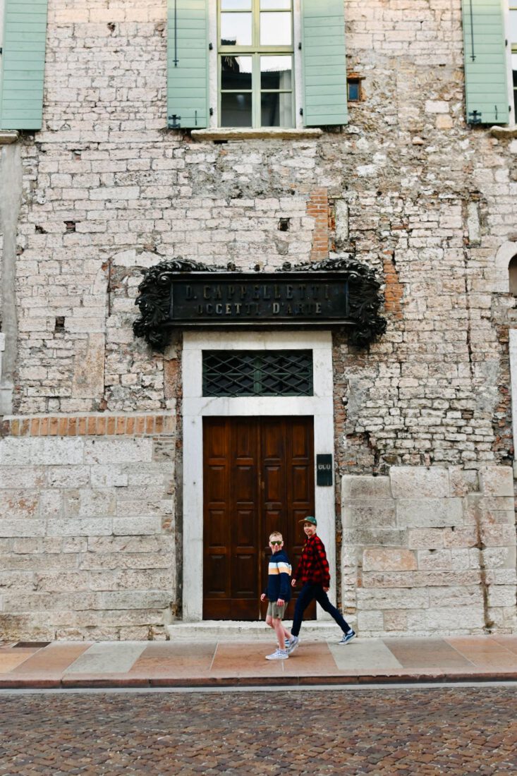 Flo und Ben in Trient an einem alten Haus