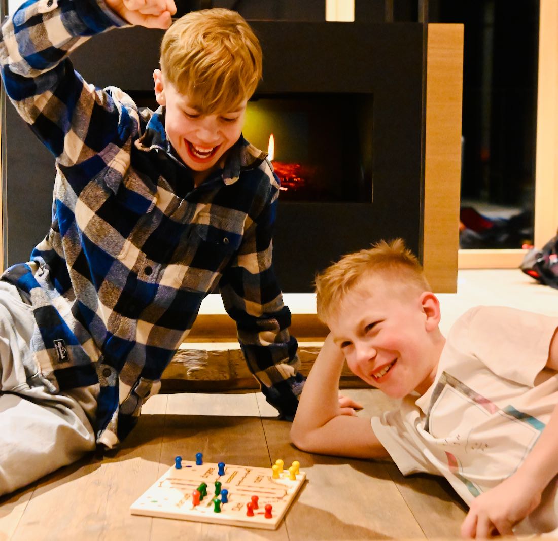 Flo und Ben spielen im Baumhaus