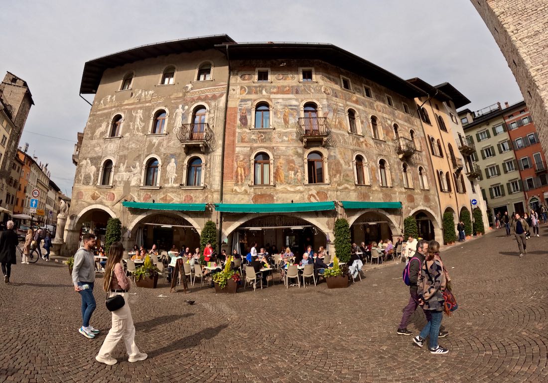 Fresken Malereien an den Wänden der Häuser in Trient