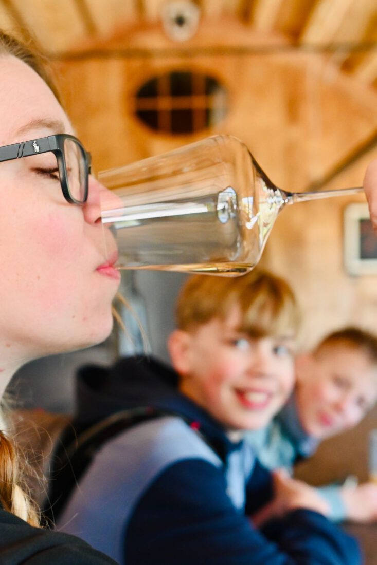 Melanie kostet den hofeigenen Wein auf dem Kränzelhof