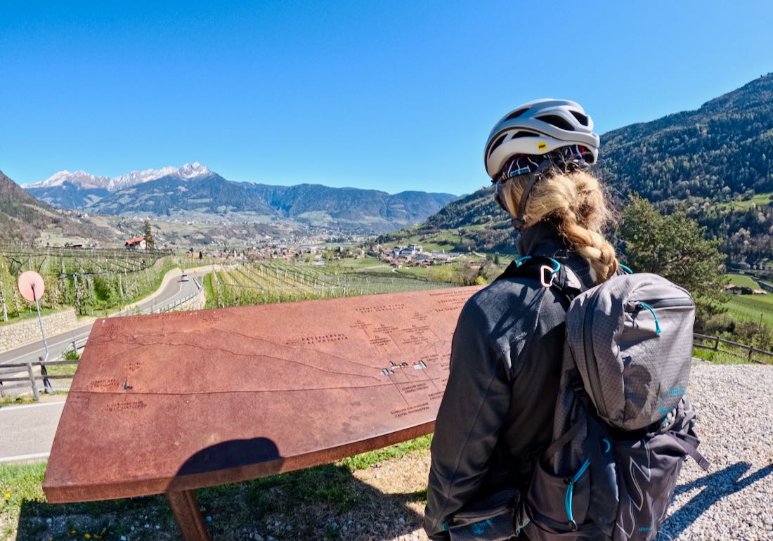 Melanie schaut auf die Karte in Südtirol