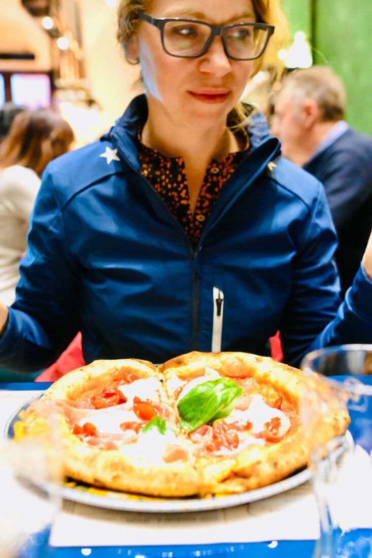 Melanie vor einer sehr leckeren Pizza