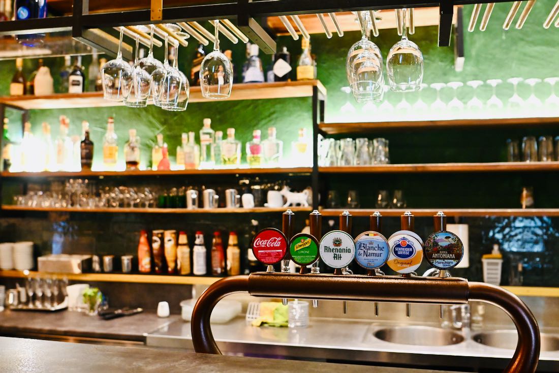 Tresen der Pizzaria in Trient