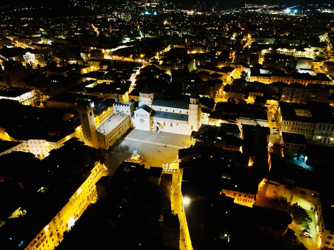 Trient bei Nacht aus der Luft